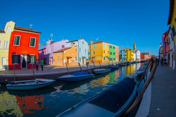 意大利威尼斯岛的琉璃 用小船和摩托艇的水来看待运河 风景如画的风景 — 图库照片