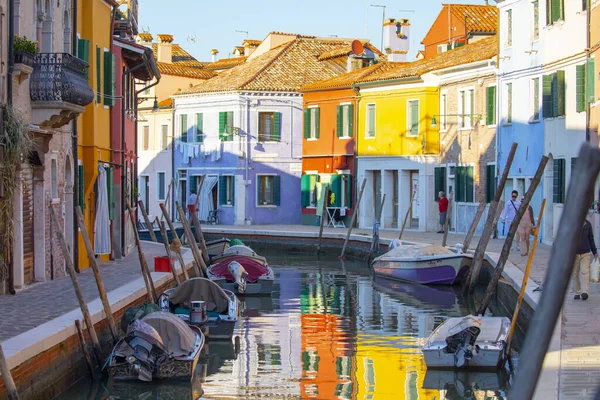 Venedik İtalya'Adası Murano. Kanal tekne ve motorlu tekne su ile görüntüleyin. Güzel manzara.