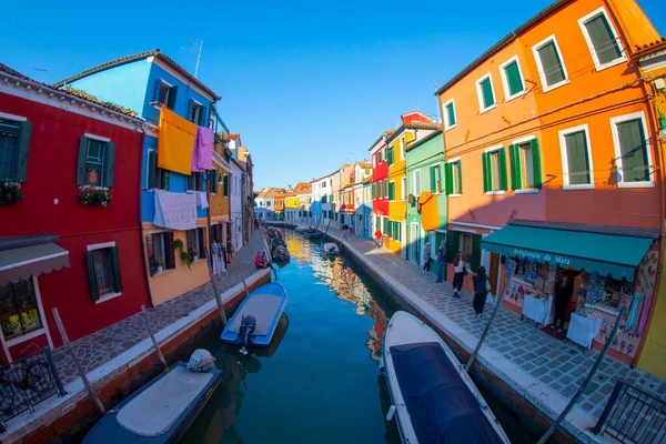 意大利威尼斯岛的琉璃 用小船和摩托艇的水来看待运河 风景如画的风景 — 图库照片