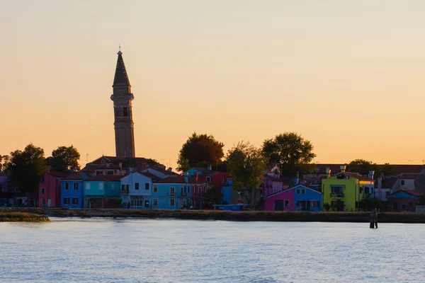 Venedik İtalya'Adası Murano. Kanal tekne ve motorlu tekne su ile görüntüleyin. Güzel manzara.