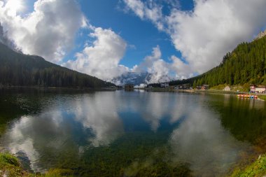 Misurina köyünün panoramik sabah manzarası, Ulusal Park Tre Cime di Lavaredo, Konum Auronzo, Dolomiti Alps, Güney Tyrol, İtalya, Avrupa. Misurina Gölü 'nün renkli yaz sahnesi.