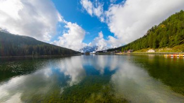Misurina köyünün panoramik sabah manzarası, Ulusal Park Tre Cime di Lavaredo, Konum Auronzo, Dolomiti Alps, Güney Tyrol, İtalya, Avrupa. Misurina Gölü 'nün renkli yaz sahnesi.