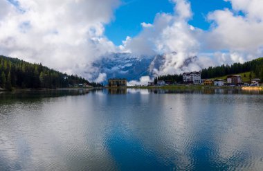 Misurina köyünün panoramik sabah manzarası, Ulusal Park Tre Cime di Lavaredo, Konum Auronzo, Dolomiti Alps, Güney Tyrol, İtalya, Avrupa. Misurina Gölü 'nün renkli yaz sahnesi.