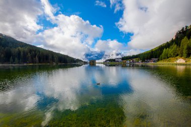 Misurina köyünün panoramik sabah manzarası, Ulusal Park Tre Cime di Lavaredo, Konum Auronzo, Dolomiti Alps, Güney Tyrol, İtalya, Avrupa. Misurina Gölü 'nün renkli yaz sahnesi.