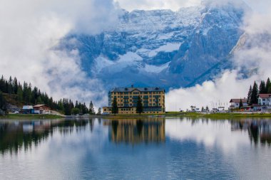 Misurina köyünün panoramik sabah manzarası, Ulusal Park Tre Cime di Lavaredo, Konum Auronzo, Dolomiti Alps, Güney Tyrol, İtalya, Avrupa. Misurina Gölü 'nün renkli yaz sahnesi.