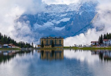 Misurina köyünün panoramik sabah manzarası, Ulusal Park Tre Cime di Lavaredo, Konum Auronzo, Dolomiti Alps, Güney Tyrol, İtalya, Avrupa. Misurina Gölü 'nün renkli yaz sahnesi.