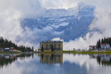 Misurina köyünün panoramik sabah manzarası, Ulusal Park Tre Cime di Lavaredo, Konum Auronzo, Dolomiti Alps, Güney Tyrol, İtalya, Avrupa. Misurina Gölü 'nün renkli yaz sahnesi.