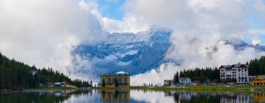 Misurina köyünün panoramik sabah manzarası, Ulusal Park Tre Cime di Lavaredo, Konum Auronzo, Dolomiti Alps, Güney Tyrol, İtalya, Avrupa. Misurina Gölü 'nün renkli yaz sahnesi.