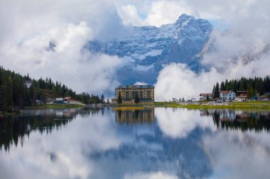 Misurina köyünün panoramik sabah manzarası, Ulusal Park Tre Cime di Lavaredo, Konum Auronzo, Dolomiti Alps, Güney Tyrol, İtalya, Avrupa. Misurina Gölü 'nün renkli yaz sahnesi.