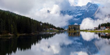 Misurina köyünün panoramik sabah manzarası, Ulusal Park Tre Cime di Lavaredo, Konum Auronzo, Dolomiti Alps, Güney Tyrol, İtalya, Avrupa. Misurina Gölü 'nün renkli yaz sahnesi.