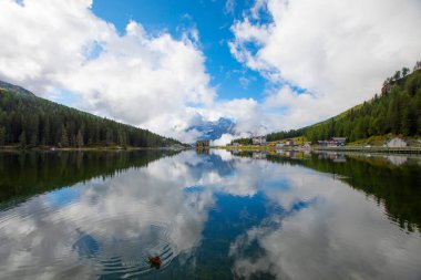 Misurina köyünün panoramik sabah manzarası, Ulusal Park Tre Cime di Lavaredo, Konum Auronzo, Dolomiti Alps, Güney Tyrol, İtalya, Avrupa. Misurina Gölü 'nün renkli yaz sahnesi.