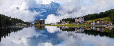 Misurina köyünün panoramik sabah manzarası, Ulusal Park Tre Cime di Lavaredo, Konum Auronzo, Dolomiti Alps, Güney Tyrol, İtalya, Avrupa. Misurina Gölü 'nün renkli yaz sahnesi.