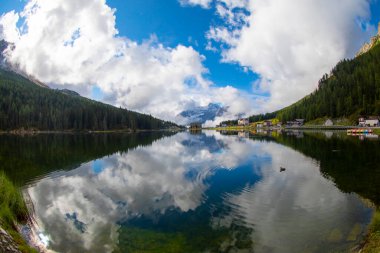 Misurina köyünün panoramik sabah manzarası, Ulusal Park Tre Cime di Lavaredo, Konum Auronzo, Dolomiti Alps, Güney Tyrol, İtalya, Avrupa. Misurina Gölü 'nün renkli yaz sahnesi.