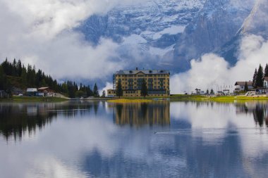 Misurina köyünün panoramik sabah manzarası, Ulusal Park Tre Cime di Lavaredo, Konum Auronzo, Dolomiti Alps, Güney Tyrol, İtalya, Avrupa. Misurina Gölü 'nün renkli yaz sahnesi.