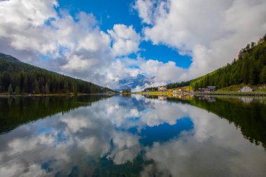 Misurina köyünün panoramik sabah manzarası, Ulusal Park Tre Cime di Lavaredo, Konum Auronzo, Dolomiti Alps, Güney Tyrol, İtalya, Avrupa. Misurina Gölü 'nün renkli yaz sahnesi.