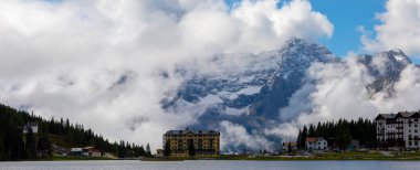 Misurina köyünün panoramik sabah manzarası, Ulusal Park Tre Cime di Lavaredo, Konum Auronzo, Dolomiti Alps, Güney Tyrol, İtalya, Avrupa. Misurina Gölü 'nün renkli yaz sahnesi.