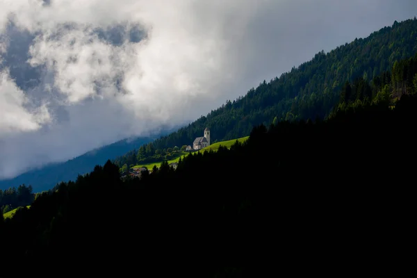 Valle Montaña Con Hermosa Casa Iglesia Atardecer Otoño Paisaje Con —  Fotos de Stock