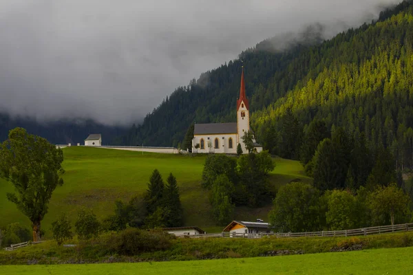 Valle Montaña Con Hermosa Casa Iglesia Atardecer Otoño Paisaje Con — Foto de Stock