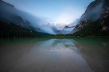 Sabahleyin Lago di Landro. Güney Tyrol, İtalya 'da Dolomitler' de bir göl..
