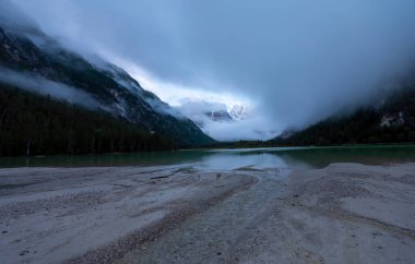 Sabahleyin Lago di Landro. Güney Tyrol, İtalya 'da Dolomitler' de bir göl..