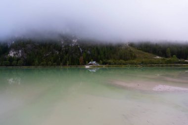 Sabahleyin Lago di Landro. Güney Tyrol, İtalya 'da Dolomitler' de bir göl..