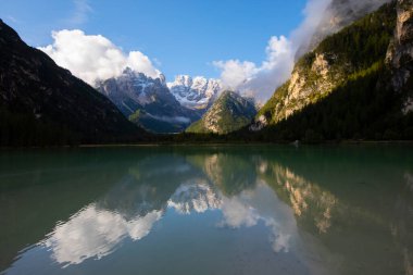 Sabahleyin Lago di Landro. Güney Tyrol, İtalya 'da Dolomitler' de bir göl..