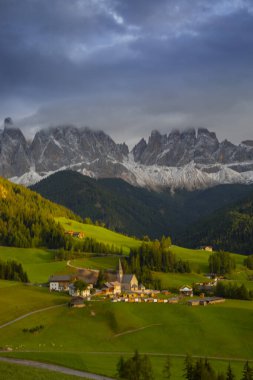 Santa Maddalena Kilisesi, Kirche St. Magdalena, Val di Funes Vadisi, Dolomiti Dağı, Santa Magdalena Alta, Güney Tyrol, İtalya