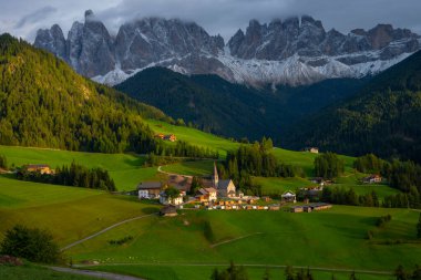Santa Maddalena Kilisesi, Kirche St. Magdalena, Val di Funes Vadisi, Dolomiti Dağı, Santa Magdalena Alta, Güney Tyrol, İtalya
