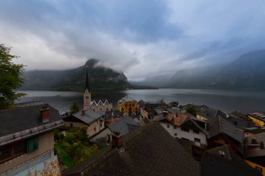 Avusturya Alplerinde Hallstattersee Gölü 'nde yansıyan ünlü Hallstatt göl kasabasının manzaralı panoramik manzarası. Yazın güneşli bir günde, Avusturya' nın Salzkammergut bölgesinde.