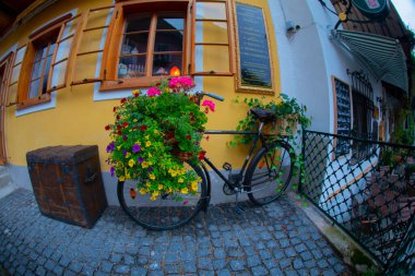 Avusturya Alplerinde Hallstattersee Gölü 'nde yansıyan ünlü Hallstatt göl kasabasının manzaralı panoramik manzarası. Yazın güneşli bir günde, Avusturya' nın Salzkammergut bölgesinde.