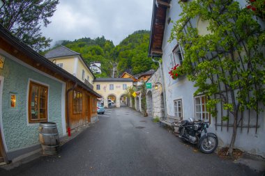 Avusturya Alplerinde Hallstattersee Gölü 'nde yansıyan ünlü Hallstatt göl kasabasının manzaralı panoramik manzarası. Yazın güneşli bir günde, Avusturya' nın Salzkammergut bölgesinde.