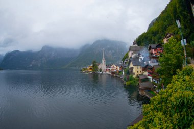 Avusturya Alplerinde Hallstattersee Gölü 'nde yansıyan ünlü Hallstatt göl kasabasının manzaralı panoramik manzarası. Yazın güneşli bir günde, Avusturya' nın Salzkammergut bölgesinde.