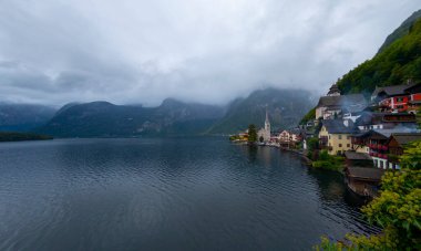 Avusturya Alplerinde Hallstattersee Gölü 'nde yansıyan ünlü Hallstatt göl kasabasının manzaralı panoramik manzarası. Yazın güneşli bir günde, Avusturya' nın Salzkammergut bölgesinde.