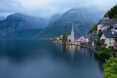 Avusturya Alplerinde Hallstattersee Gölü 'nde yansıyan ünlü Hallstatt göl kasabasının manzaralı panoramik manzarası. Yazın güneşli bir günde, Avusturya' nın Salzkammergut bölgesinde.