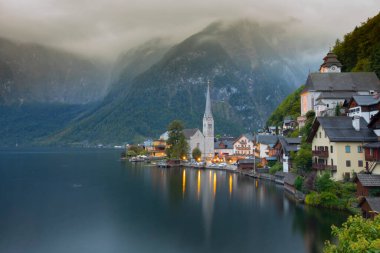 Avusturya Alplerinde Hallstattersee Gölü 'nde yansıyan ünlü Hallstatt göl kasabasının manzaralı panoramik manzarası. Yazın güneşli bir günde, Avusturya' nın Salzkammergut bölgesinde.