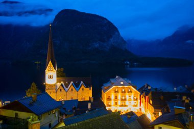 Avusturya Alplerinde Hallstattersee Gölü 'nde yansıyan ünlü Hallstatt göl kasabasının manzaralı panoramik manzarası. Yazın güneşli bir günde, Avusturya' nın Salzkammergut bölgesinde.