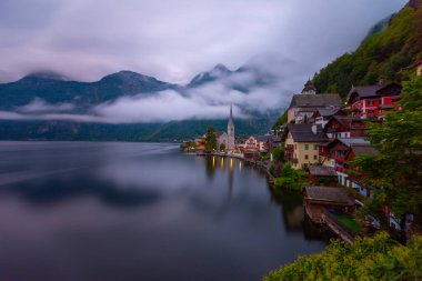 Avusturya Alplerinde Hallstattersee Gölü 'nde yansıyan ünlü Hallstatt göl kasabasının manzaralı panoramik manzarası. Yazın güneşli bir günde, Avusturya' nın Salzkammergut bölgesinde.