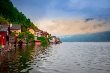 Avusturya Alplerinde Hallstattersee Gölü 'nde yansıyan ünlü Hallstatt göl kasabasının manzaralı panoramik manzarası. Yazın güneşli bir günde, Avusturya' nın Salzkammergut bölgesinde.