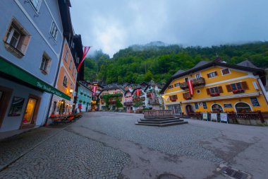 Avusturya Alplerinde Hallstattersee Gölü 'nde yansıyan ünlü Hallstatt göl kasabasının manzaralı panoramik manzarası. Yazın güneşli bir günde, Avusturya' nın Salzkammergut bölgesinde.