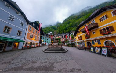Avusturya Alplerinde Hallstattersee Gölü 'nde yansıyan ünlü Hallstatt göl kasabasının manzaralı panoramik manzarası. Yazın güneşli bir günde, Avusturya' nın Salzkammergut bölgesinde.
