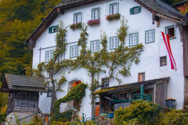 Avusturya Alplerinde Hallstattersee Gölü 'nde yansıyan ünlü Hallstatt göl kasabasının manzaralı panoramik manzarası. Yazın güneşli bir günde, Avusturya' nın Salzkammergut bölgesinde.