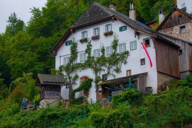 Avusturya Alplerinde Hallstattersee Gölü 'nde yansıyan ünlü Hallstatt göl kasabasının manzaralı panoramik manzarası. Yazın güneşli bir günde, Avusturya' nın Salzkammergut bölgesinde.