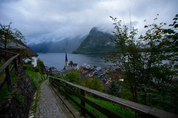 Avusturya Alplerinde Hallstattersee Gölü 'nde yansıyan ünlü Hallstatt göl kasabasının manzaralı panoramik manzarası. Yazın güneşli bir günde, Avusturya' nın Salzkammergut bölgesinde.