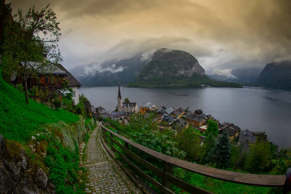 在奥地利Salzkammergut地区的一个阳光明媚的夏天 奥地利阿尔卑斯山哈尔斯塔特湖畔著名的哈尔斯塔特湖边小镇的风景全景映照 — 图库照片