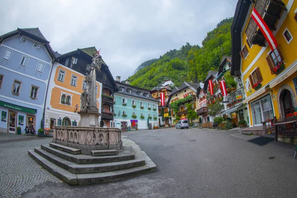 Avusturya Alplerinde Hallstattersee Gölü 'nde yansıyan ünlü Hallstatt göl kasabasının manzaralı panoramik manzarası. Yazın güneşli bir günde, Avusturya' nın Salzkammergut bölgesinde.