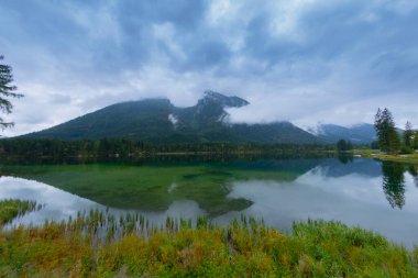 Almanya, Ramsau 'daki Bavyera Alplerinde Hintersee Gölü.