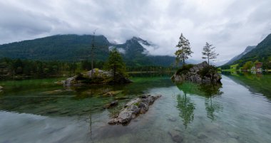 Almanya, Ramsau 'daki Bavyera Alplerinde Hintersee Gölü.