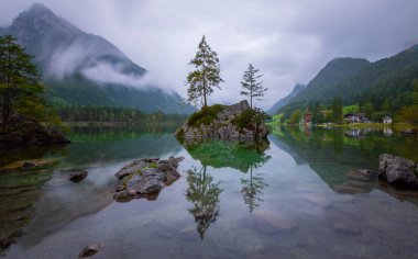 Almanya, Ramsau 'daki Bavyera Alplerinde Hintersee Gölü.