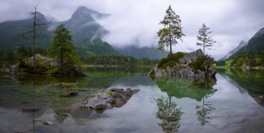 Almanya, Ramsau 'daki Bavyera Alplerinde Hintersee Gölü.