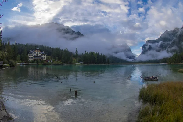 Toblacher Gölü Lago Dobbiaco Dolomite Dağları Üzerinde Panoramik Manzara Sisli — Stok fotoğraf